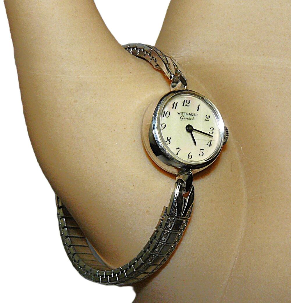 Vintage Wittnauer Genève Round Silver-Tone Ladies Watch Works Stretch Band
